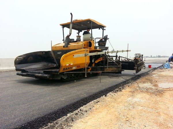 thuanan-kyoto-manpower-asphalt-paver-operator