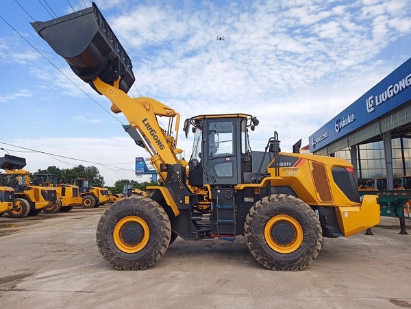 thuanan-kyoto-manpower-bulldozer-operator